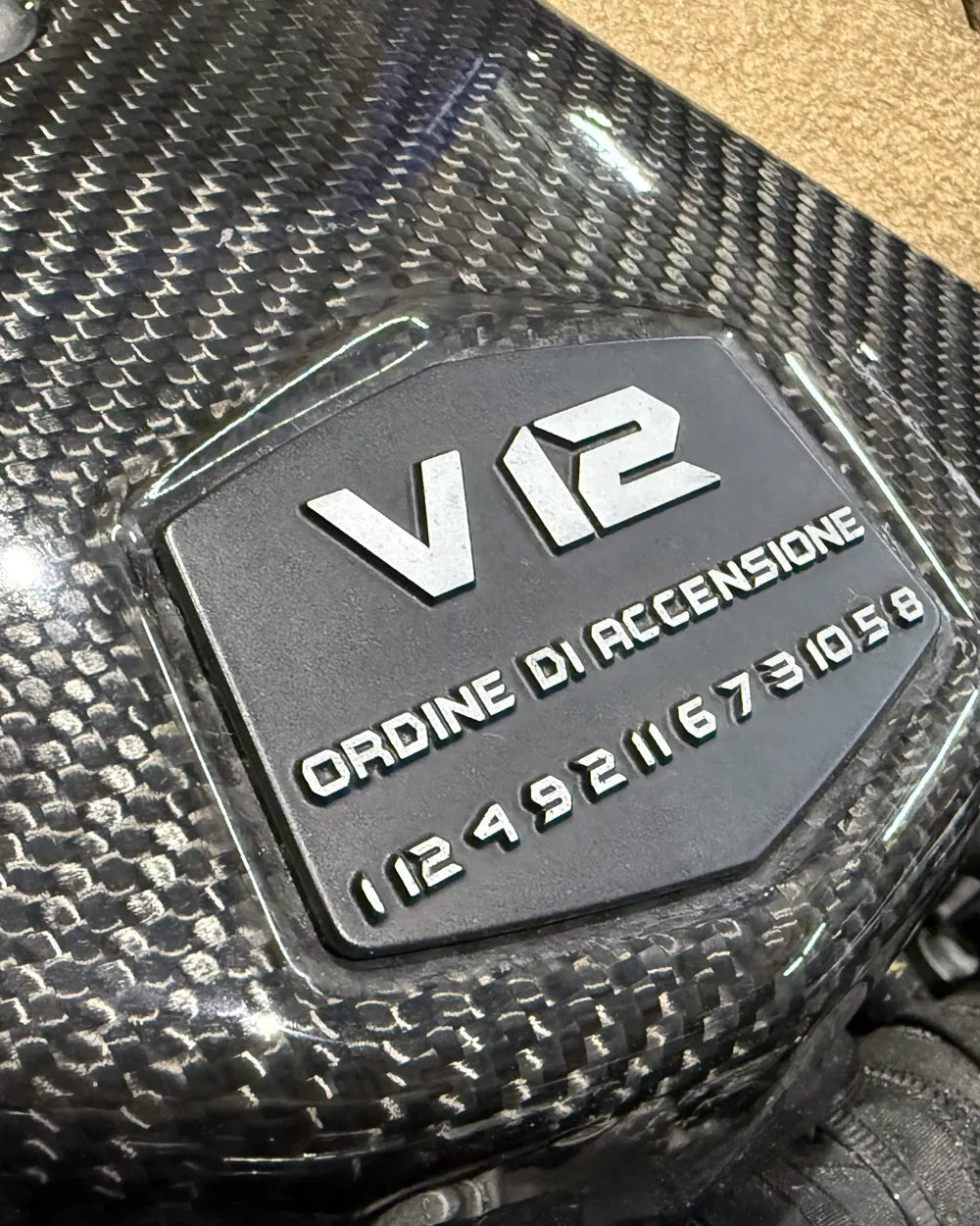 カーボン製エンジンカバーのV12エンブレム